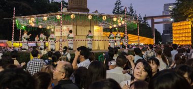 Tokyo, Japonya - 14 Temmuz 2018. Turistler Yasukuni tapınak Mitama (veya ruh) sırasında Yaz Festivali.