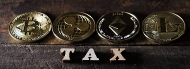 Popüler cryptocurrencies ahşap vergi kelime koyu ahşap arka plan üzerinde