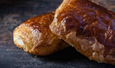 ahşap arka plan üzerinde taze puf hamur işleri