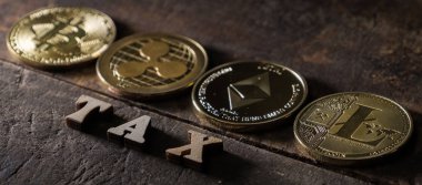 Popüler cryptocurrencies ahşap vergi kelime koyu ahşap arka plan üzerinde