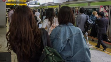 Tokyo, Japonya. Commuters tren istasyonunda.