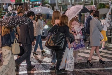 Tokyo, Japonya - 23 Haziran 2018. İnsanlar üzerinde sokak ofshibuya 