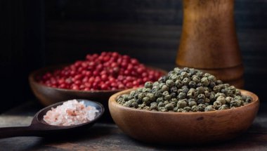 Ahşap kase yeşil biber