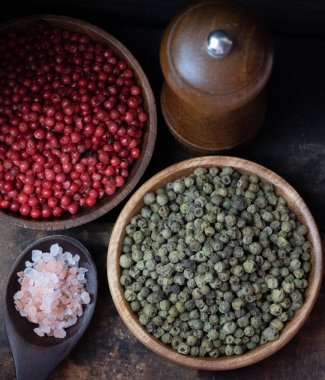 Kırmızı ve yeşil peppercorns ahşap kase