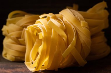 Ahşap tahta üzerinde kurutulmuş tagliatelle makarna