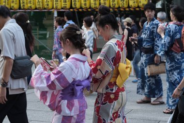 Tokyo, Japonya - 14 Temmuz 2018. Yasukuni tapınak Mitama (veya ruh) sırasında Yaz Festivali smartphone ile yukata elbiseli Japon kız.