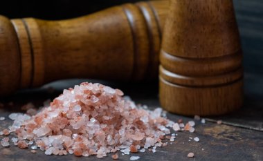 Himalaya tuz ahşap tahta üzerinde Kapat