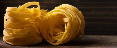 Ahşap tahta üzerinde kurutulmuş tagliatelle makarna