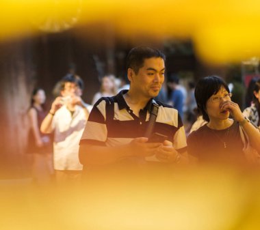 Tokyo, Japonya - 14 Temmuz 2018. Yasukuni tapınak Mitama (veya ruh) sırasında Yaz Festivali sarı Fenerler arasında Japon çift.