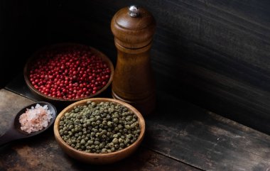 Kırmızı ve yeşil peppercorns ahşap kase