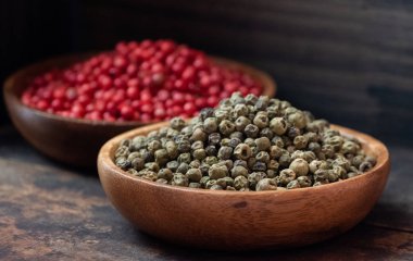 Kırmızı ve yeşil peppercorns ahşap kase
