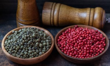 Kırmızı ve yeşil peppercorns ahşap kase