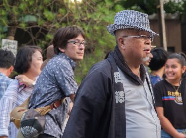 Tokyo, Japonya - 14 Temmuz 2018. Yasukuni tapınak Mitama (veya ruh) sırasında Yaz Festivali yukata elbiseli yaşlı Japon adam.