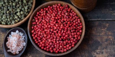 Ahşap kase, kırmızı biber yakın çekim