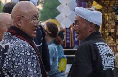 Tokyo, Japonya - 14 Temmuz 2018. Yasukuni tapınak Mitama (veya ruh) sırasında Yaz Festivali yukata elbiseli katılımcılar.