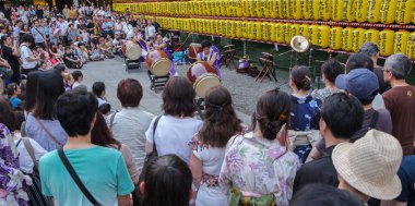 Tokyo, Japonya - 14 Temmuz 2018. Taito davul perfomace Yasukuni tapınak Mitama (veya ruh) sırasında Yaz Festivali izleyen turistler.