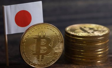 Japon minyatür bayrağı ile bitcoins ahşap tahta üzerinde
