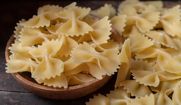 Pasta Farfalle Seca Sobre Fondo Madera — Foto de Stock