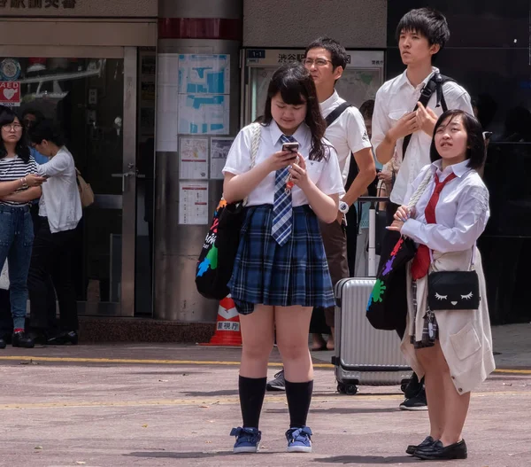 Tokio Japonia Lipca 2018 Japońskie Uczennice Smartphone Przy Placu Hachiko — Zdjęcie stockowe