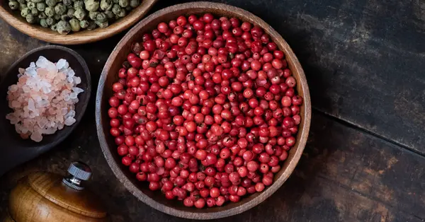 Poivre Rouge Dans Bol Bois Fermer — Photo