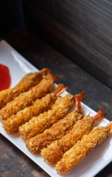 Langostinos Fritos Recubiertos Con Harina Crujiente Plato Blanco Sobre Fondo —  Fotos de Stock