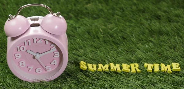 Réveil Rose Avec Texte Summer Time Sur Herbe Verte — Photo