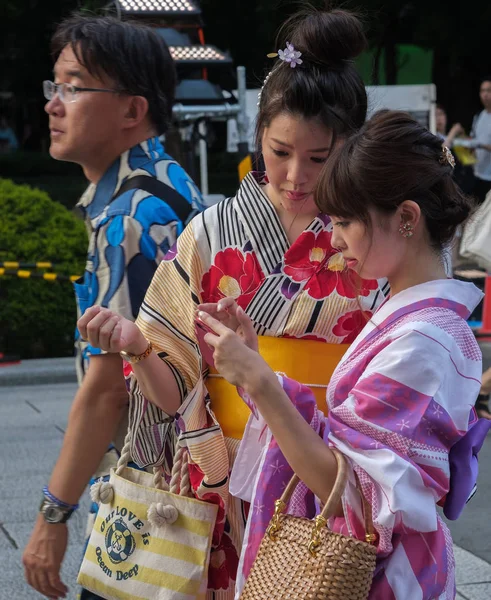 Tokyo Japon Juillet 2018 Fille Japonaise Robe Yukata Avec Smartphone — Photo