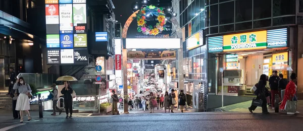 2018 東京都 通りの Ofshibuya の上を歩く人 — ストック写真