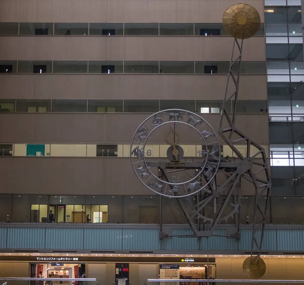 2018年5月1日Ns新宿ビルで世界最大のセイコー振り子時計の眺め — ストック写真