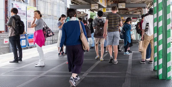 Tokio Japón Abril 2018 Cercanías Esperando Tren Estación Tren Shimokitazawa — Foto de Stock