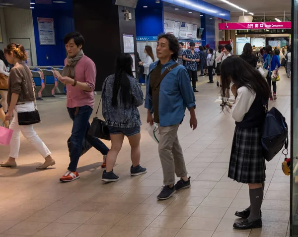 正体不明の歩行者 日本人 — ストック写真