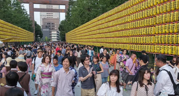 Tokyo Giappone Luglio 2018 Turisti Santuario Yasukuni Durante Mitama Soul — Foto Stock