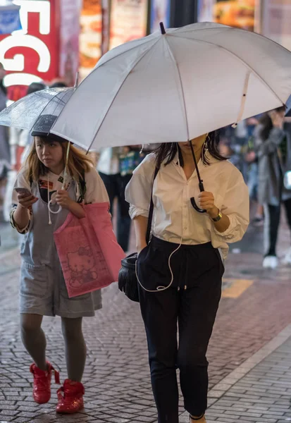 Pessoas com guarda-chuva cruzando Crosswalk — Fotografia de Stock