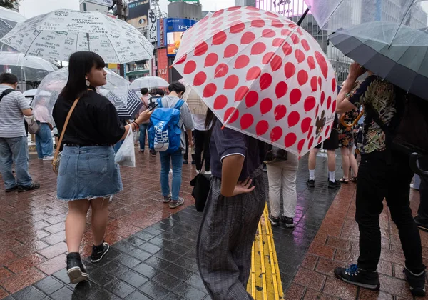 Tokyo Japão Julho 2018 Pedestre Com Guarda Chuva Esperando Para — Fotografia de Stock