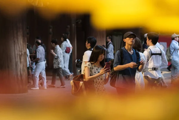 Tokio Japonia Lipca 2018 Odwiedzający Turystycznych Spaceru Wśród Wierszy Żółty — Zdjęcie stockowe