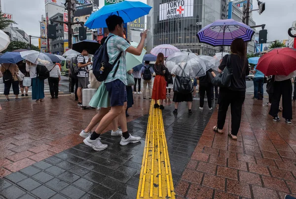 Tokio Japón Julio 2018 Peatón Con Paraguas Esperando Para Cruzar — Foto de Stock