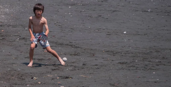 Tokyo Japán Április 2018 Gyermek Játszik Strandon Enoshima Island — Stock Fotó