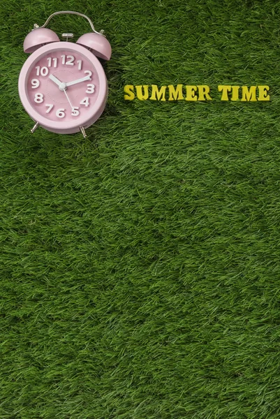 Réveil Rose Avec Texte Summer Time Sur Herbe Verte — Photo