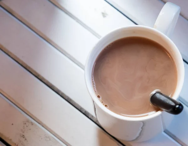 木製の背景上の白いマグカップにホット チョコレート — ストック写真