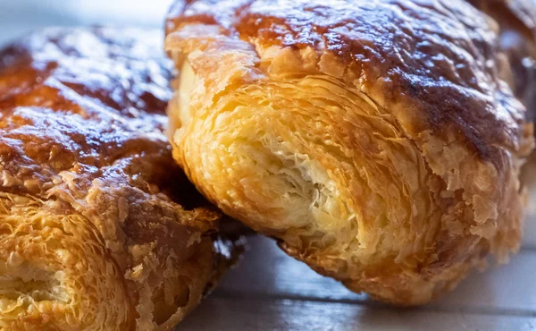 Pâtisseries Feuilletées Fraîches Sur Fond Bois — Photo