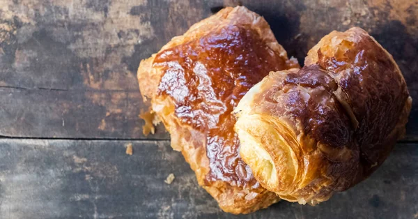 Pâtisseries Feuilletées Fraîches Sur Fond Bois — Photo