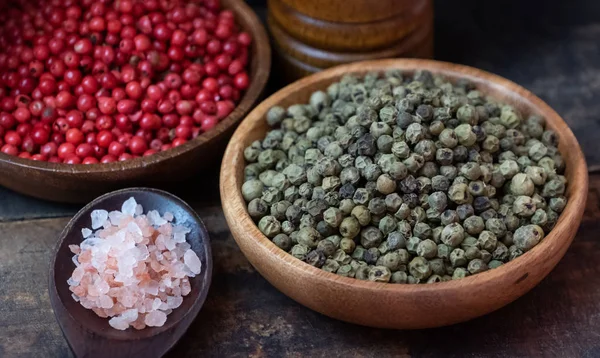 Groene Peper Houten Kom — Stockfoto