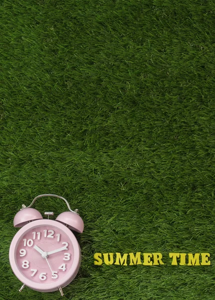 Réveil Rose Avec Texte Summer Time Sur Herbe Verte — Photo