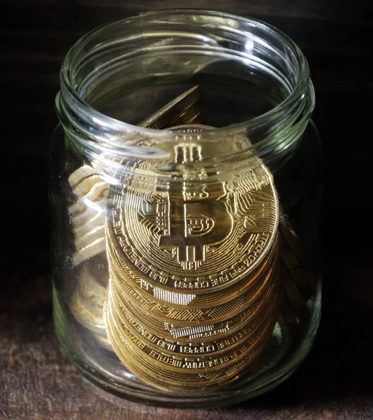 Bitcoins Frasco Pedreiro Fundo Madeira Escura — Fotografia de Stock