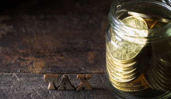 Dřevěná Slovo Daň Zlaté Mince Mason Jar Tmavé Pozadí — Stock fotografie