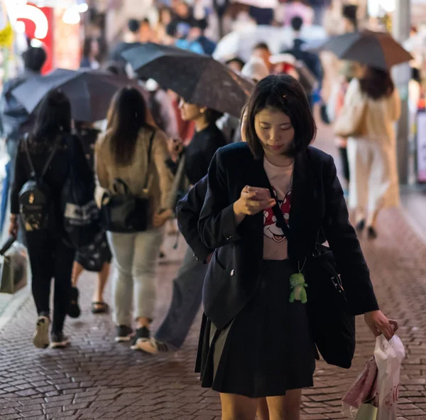 Pessoas com guarda-chuva cruzando Crosswalk — Fotografia de Stock