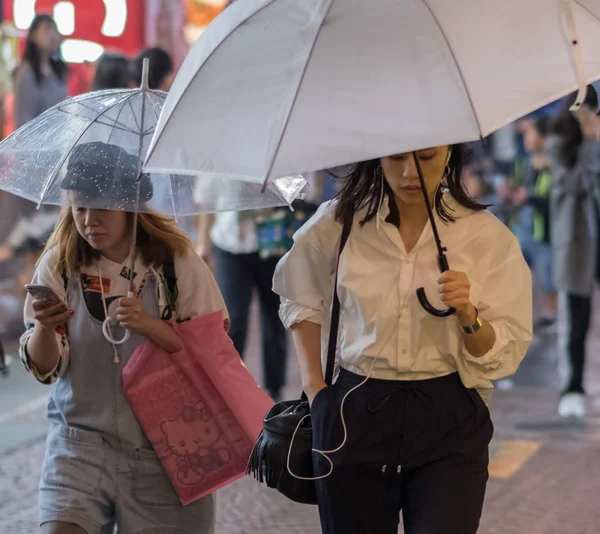 Pessoas com guarda-chuva cruzando Crosswalk — Fotografia de Stock