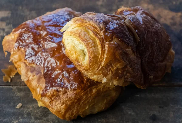 Pâtisseries Feuilletées Fraîches Sur Fond Bois — Photo