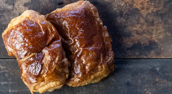 Pâtisseries Feuilletées Fraîches Sur Fond Bois — Photo