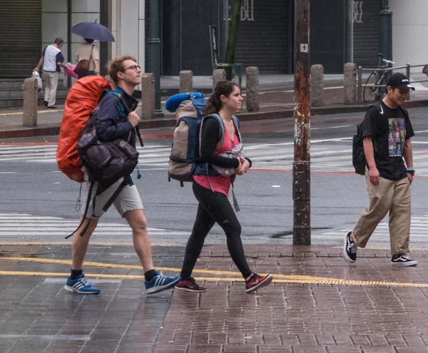 Persone con ombrello Crossing Crosswalk — Foto Stock
